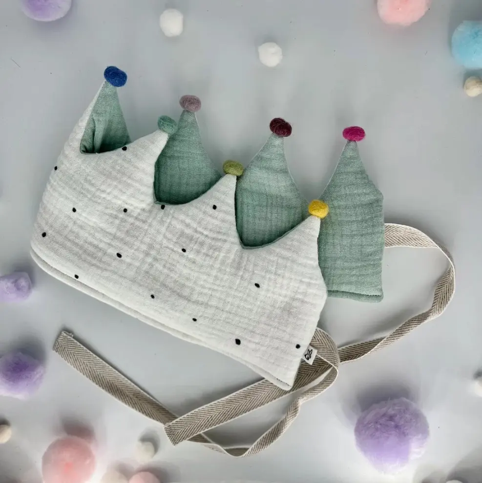 Geburtstagskrone aus Musselin Punkte Mint mit Regenbogen Pompons