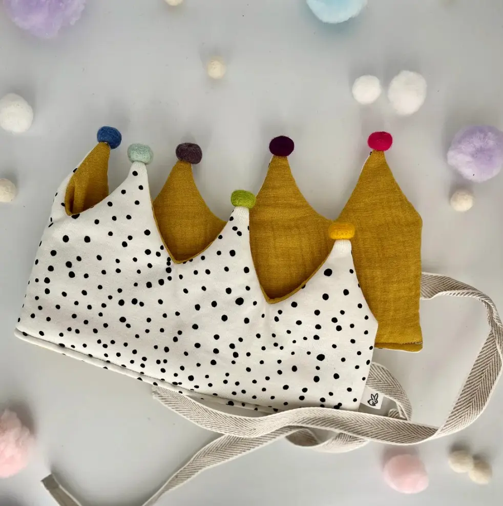 Geburtstagskrone Punkte mit Musselin und Regenbogen Pompons