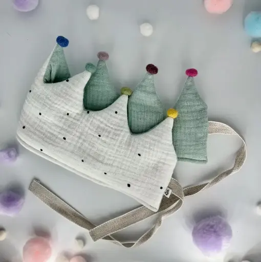 [6693] Geburtstagskrone aus Musselin Punkte Mint mit Regenbogen Pompons
