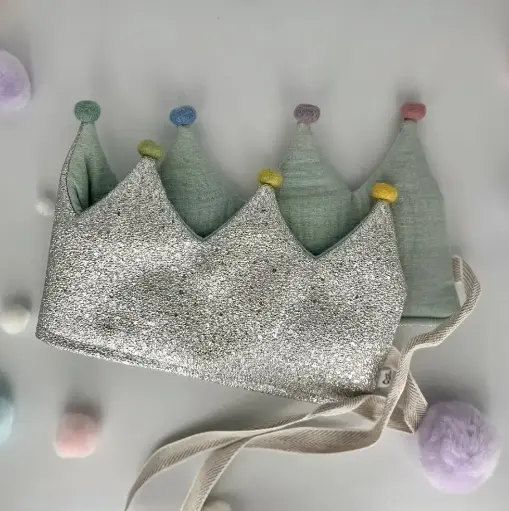 [6695] Geburtstagskrone Silber Glitzer Kunstleder mit Musselin und Regenbogen Pompons
