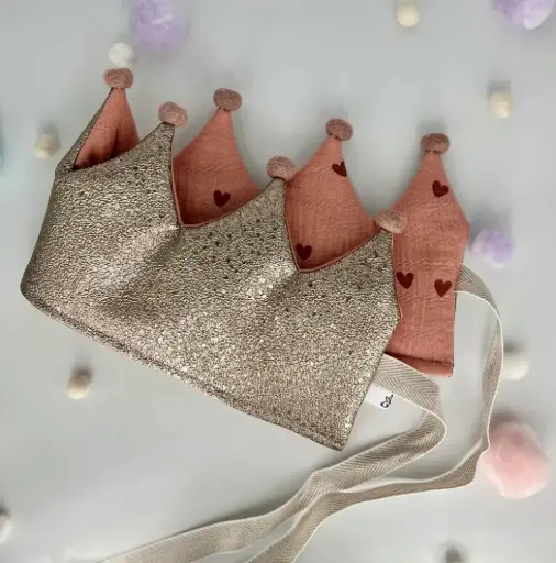 [6921] Geburtstagskrone bronze Glitzer Kunstleder mit Herz Musselin und Pompons